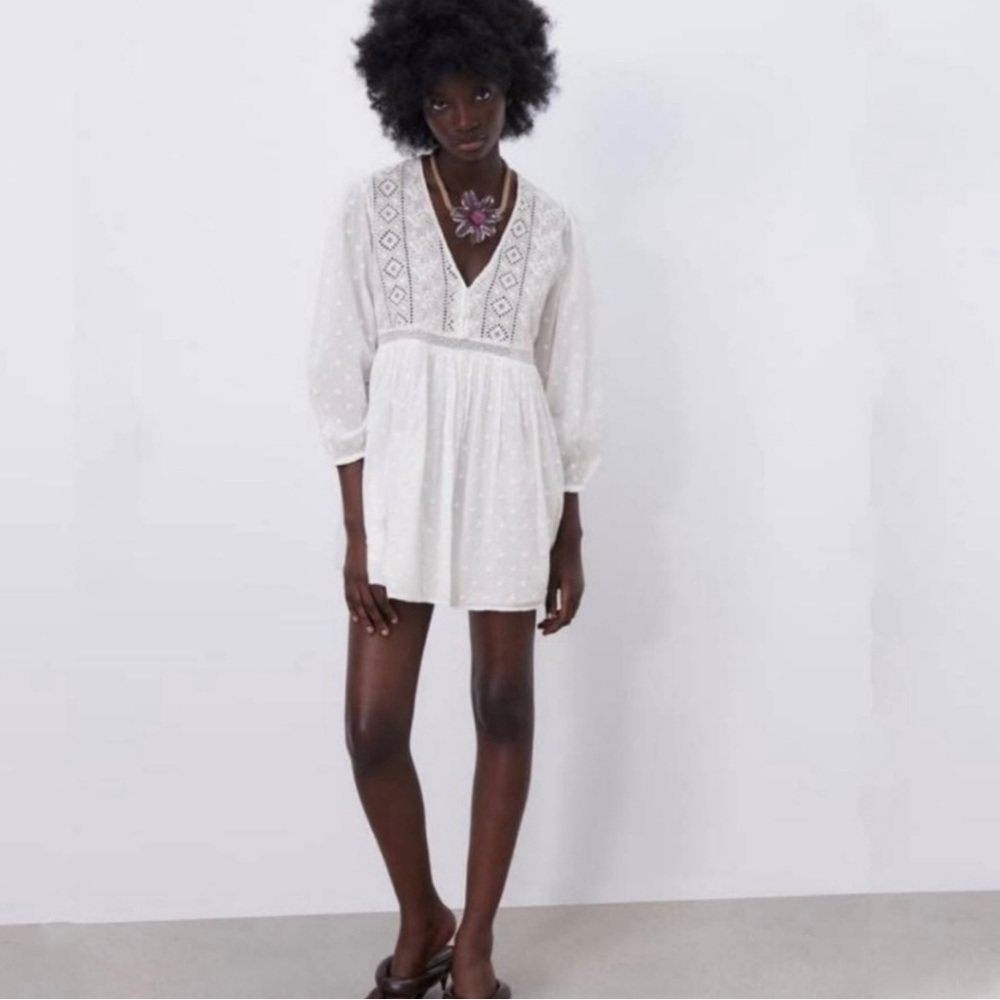 Zara Shana dress in white with long sleeve
Cotton/ embroidered